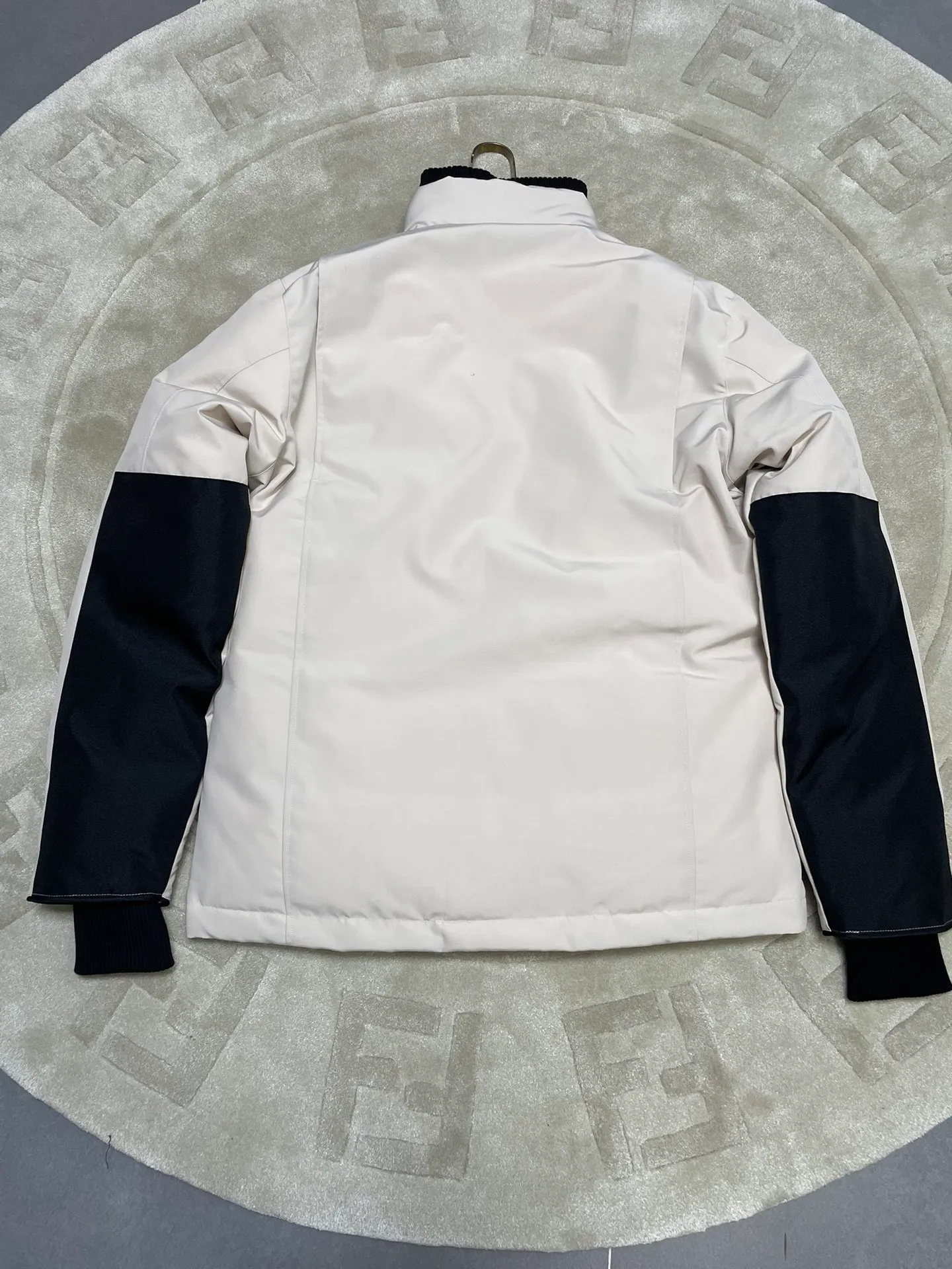P800 forester men's new model black 24 models Canada Goose (Canada Goose) Men's model xs-xxl The highest version on the market! 🔥 Recommendation of single product for autumn and winter hard goods # Produced by OEM canada goose # The Canadian brand canada goose has always been recognized as the warmest down jacket, and its existence can often be seen in the winter street photos of various celebrities. I make Canada Goose every year, but I still can’t get rid of my love for it. No matter how cold the weather is, there’s no need to be afraid! Because this year, as always, we will provide you with ruthless goods and prepare large quantities of goods. I believe that the market has become a bit chaotic, but we are not afraid. Only good things are competitive, not comparing prices! No one is stupid enough to quote a high price and send old customers away! Look at price in the short term and quality in the long term! If you care about quality, please respect its price! If what you want is cheap, please don't expect good quality! You get what you pay for, this is the rule of the market! We really value quality. It is only worn by the one who understands you! Filling content: 90 international standard duck down! I won’t say much more, everyone sells their own goods! Regarding the down content, you can feel it with your hands. There is nothing wrong with good down. Another customer said that the clothes are very light, but the ones on the market are very heavy. For us insiders, adding some filament to the clothes will make them look bulging and heavy. But we won't do that! 🔥Pure original fidelity! 🔥Everyone who has been cooperating with us in the past few years knows that the large-scale wholesale market products are incomparable to us. You are welcome to visit the brick cabinet and then come to my home to buy! It is the legendary warmest down jacket. A goose and a single layer of clothing can withstand minus 20 degrees Celsius! Known as a must-have for Arctic outdoor sports! The most popular down jacket in the world, celebrities are rushing to buy it, it is a must-have!